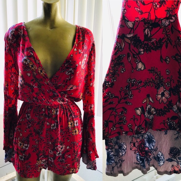 Beautiful NWOT Bell Sleeve FLORAL ROMPER Small - Picture 3 of 8